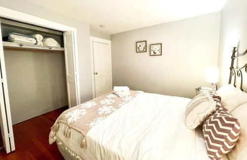 Modern Home off I-95 Perfect for Families & Business Stay with Ample Parking - Foto 7