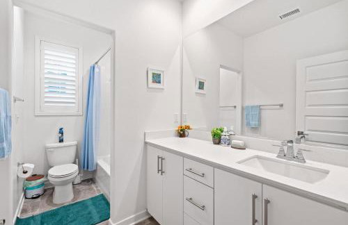 Spacious 5BR Getaway w Game Room & Modern Comfort - Photo 80