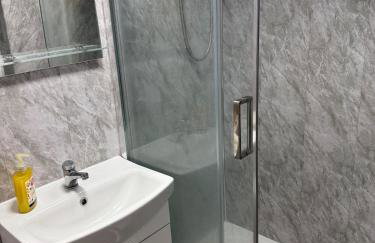 Stylish Modern Gatwick Studio, Free Parking, Free WiFi - Foto 4