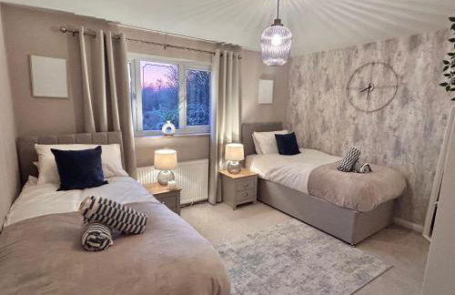 Brand New 2 Bed House - Sleeps 4 - Free Parking - Near HS2 & Drayton Manor - Photo 10