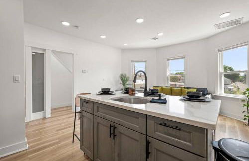 NYC Access 4BR Duplex Sleeps 10, Free Parking - Foto 9