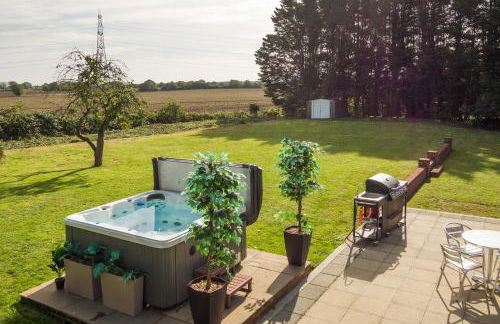 Deluxe 2 Bed Versace Bungalow Hot Tub, Sky TV, Cinema Screen Saffron Walden - Foto 4