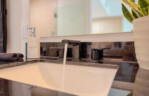 City Skyline Views & Rooftop Pool at District 225 - Foto 30