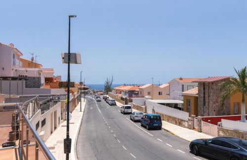 Cozy 2BR Retreat With Big Terrace, Peaceful Stay Minutes Away From the Beach - Foto 32