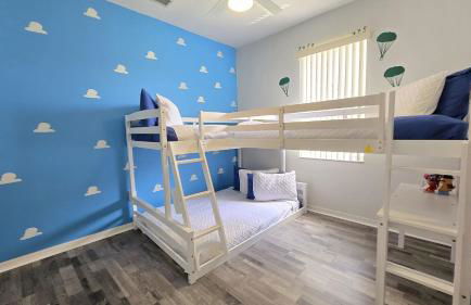 Themed kid bedrooms, 17 miles to Disney and Legoland, private pool, kitchen, wifi, washer, dryer - Foto 3