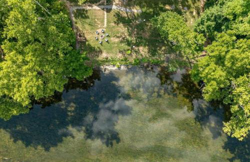 Riverside Oasis with Stunning Views, Cozy Firepit! - Photo 54