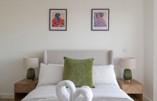 Modern Canal-Side Apartment in Milton Keynes - Photo 7