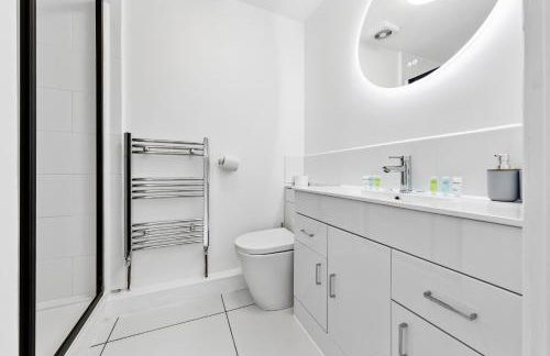 4 Bedroom House by Homestyles Hosts - Short Lets and Serviced Accommodation Islington - Private En-Suite - Foto 65
