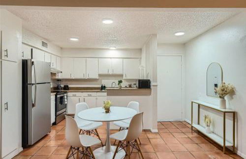 Walkable Dtwn 2B Getaway - Sleeps 5 - Pool, Prkg - Foto 13