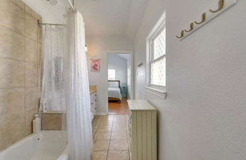 Steps to Sea! Crystal Beach Home with Furnished Deck - Foto 13