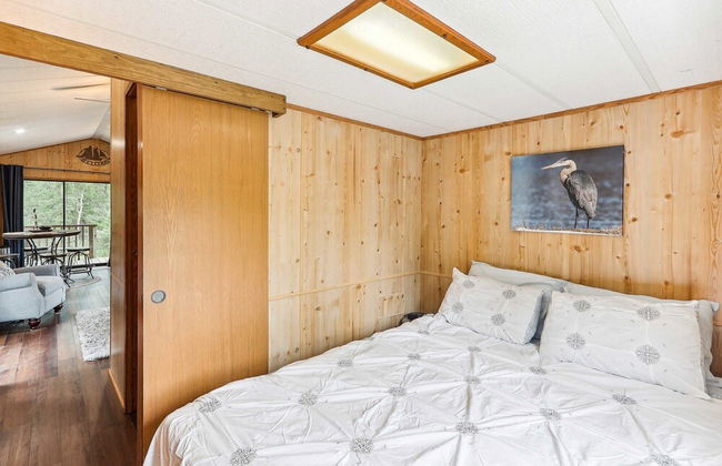 Cabin 10~ Cozy Toronto Lake Cabin ~ Walk To The Water 1 Bedroom Cabin by RedAwning - Photo 5