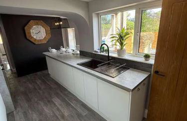 Modern 2 Bedroom Private Detached Cottage With HotTub - Foto 17