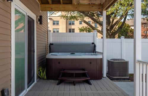 Hot Tub N64 Mins to Downtown Sleeps 8 - Foto 3