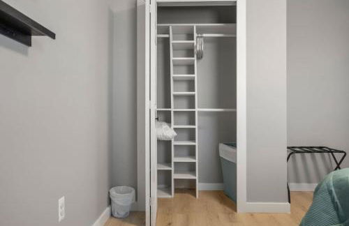 Lakeside Bliss 2BR, 1BA with All Modern Comforts - Foto 35