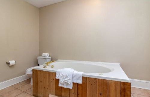 The Broadway Bungalow Walk to Riverwalk Dining! - Foto 5