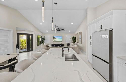 Luxe Pool Home minutes from the beach! - Photo 14