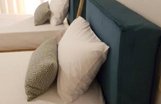 Byron House - Photo 2