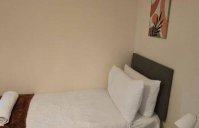 Cosy House- Sleeps 7 Centrally Located Free Parking, Fast WIFI Smart Tv with Sky and Netflix Business Travellers Relocators Leisure Welcome - Foto 30