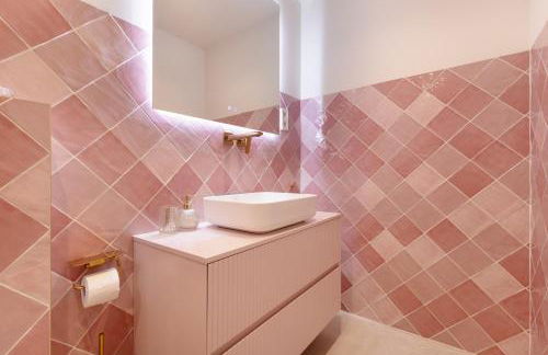 Luxurious And Modern Family Home - Photo 25