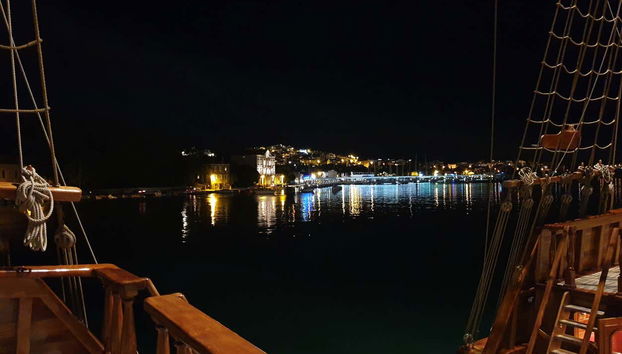 Vista de Duvrobnik de noche