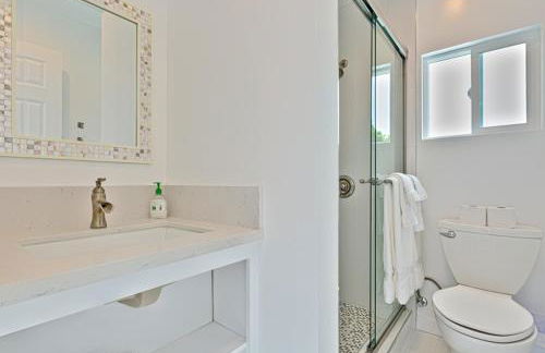 Shores Perfection - Spa, AC, Pet Friendly, Parking, Fire Pit & Massive Private Yard! - Foto 20