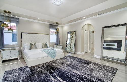 Luxury Tropical Living , 4BR w Backyard Pool Oasis - Foto 21