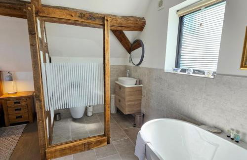 Beautiful Views Historic 16th Cent Barn Conversion - Pass the Keys - Foto 30