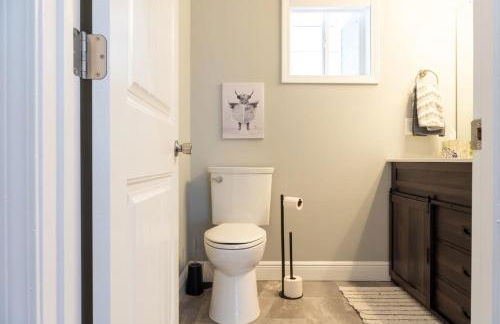 Lovely Modern 3BR-3BA Grove Home ABODEbucks - Photo 13