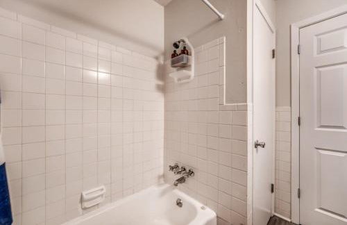 Fenced Yard Centrally Located-Parkway Village Pad - Foto 34