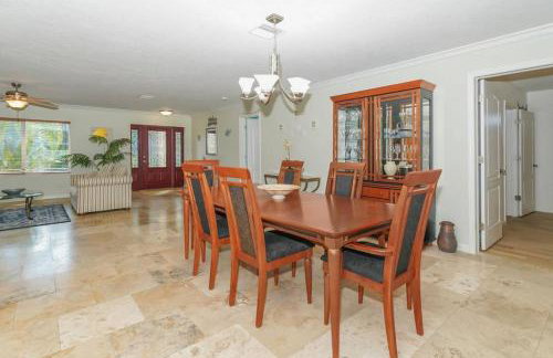 Heated Pool Home - Perfect Location - Walk to Beach, Restaurants and More! - Foto 13