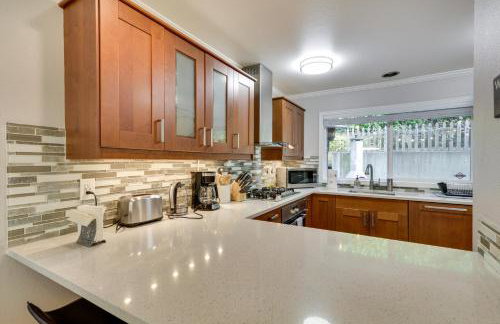 Lake Oswego Home with Deck 9 Mi to Downtown Portland - Foto 7