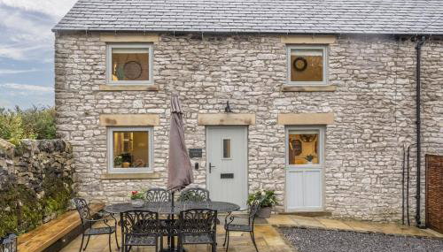 Swallows Nest - Photo 2