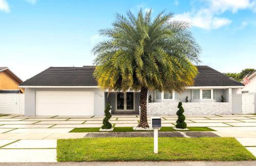 Spectacular Miami- Htd Pool,5 Bdrooms ,MiniGolf, Playground, Baby Items, BBQ - Photo 29