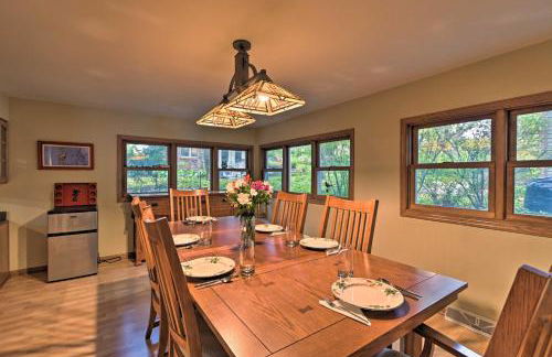 Spacious Lakehouse with Deck, Kayaks, and Dock! - Foto 10