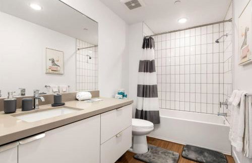 Chic and Cozy Home, Walk to Little Tokyo with Parking - Foto 23