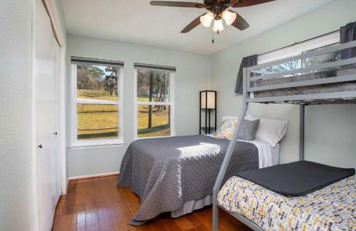 Lakefront House with Boat Dock, BBQ in Peaceful Flint - Foto 26