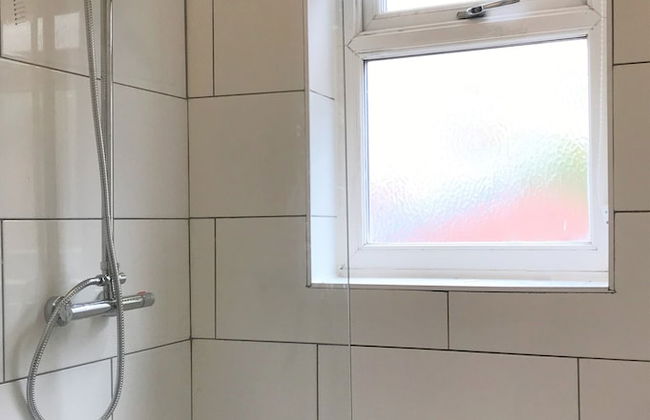 Central Wigan Welcoming Townhouse Sleeps up to 6 - Photo 11