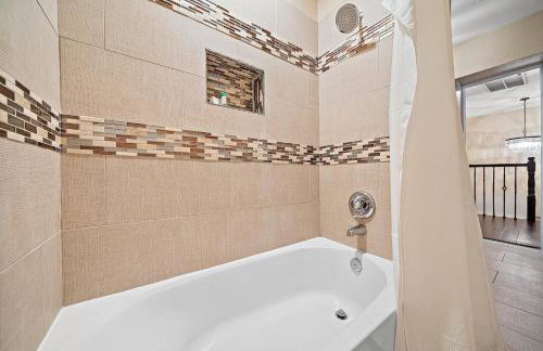 Nr DT, Med Center, Midtown Sleeps 16 Game Room - Photo 33