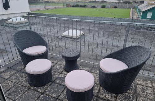 Neet Retreat - sleeps 7 next to beach - Foto 43