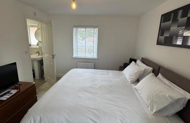 Detached 4BR House - Private Garden, Garage & Parking - Perfect for Long Stays, Families, Contractors - Photo 22