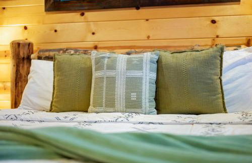 Rustic Family Getaway - Pool Table, Hot Tub, Pets, Great Location - Photo 32