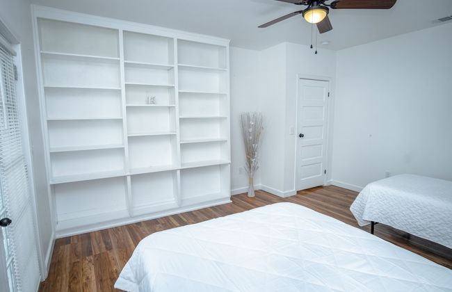 Downtown Remodeled Cozy 2br/1ba Home Sleeps 8 - Photo 24