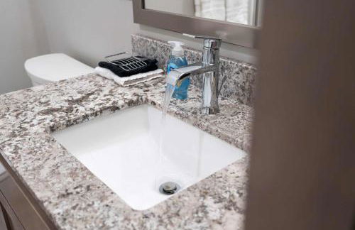 Pool & Fitness Room Near University Park - Covered Parking - Foto 48