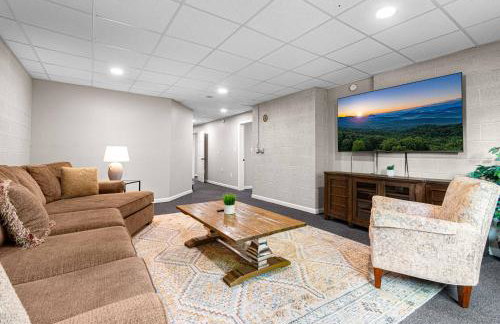 15 Minutes to Asheville! Spacious 7BR Luxury Home | Pool | Hot Tub | Game Room - Foto 66