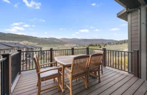 Spacious 5BR Family Townhome with Hot Tub and Garage - Foto 6