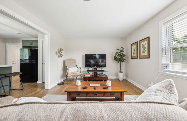 Tranquil Cozy 3br Home With Deck & Bbq 3 Bedroom Home by RedAwning - Photo 16