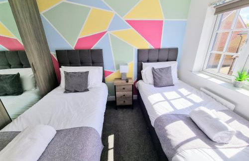 Spacious 4BR House Sleeps 8 with Free Parking, Contractor Friendly, Near Basildon Hospital & London Links - Foto 14