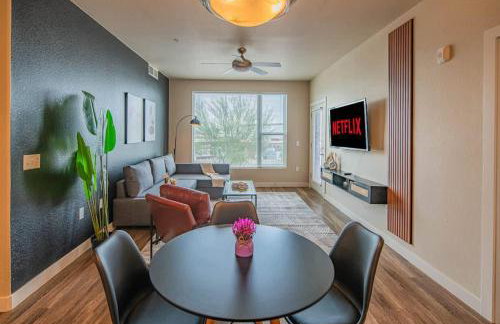 Trendy 2BD Gym Pool Parking WD Sleeps 8 - Foto 1