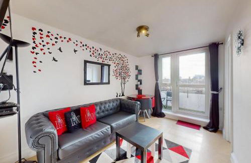 Amazing location 1 BD flat on St Katharine's Docks - Photo 2
