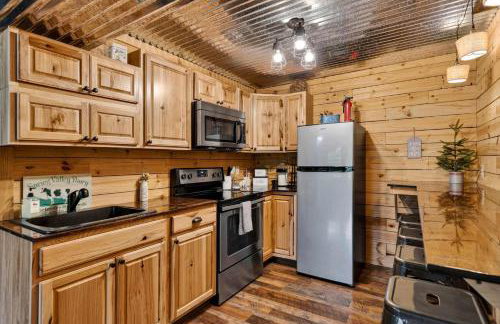 Rustic Barn Retreat w Hot Tub Game Room & FirePit - Photo 36